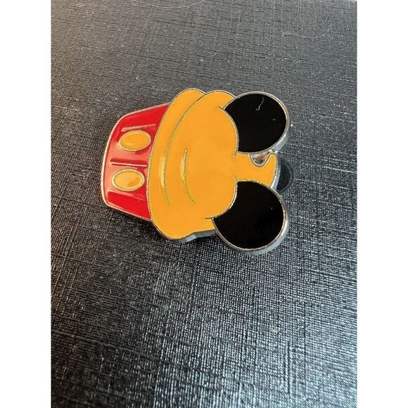 Disney Mickey Mouse Character Cupcake Trading Pin 2011 - Picture 2 of 5